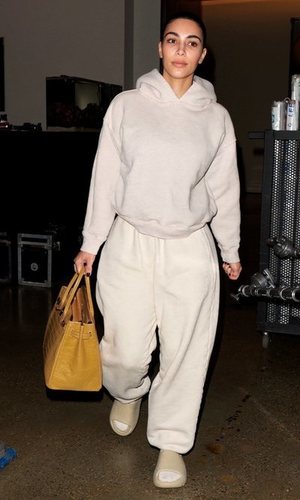 Kim Kardashian opta por el blanco y luce un look franela algo inquietante