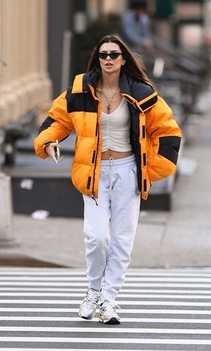 Emily Ratajkowski combina prendas de invierno y verano en su último look