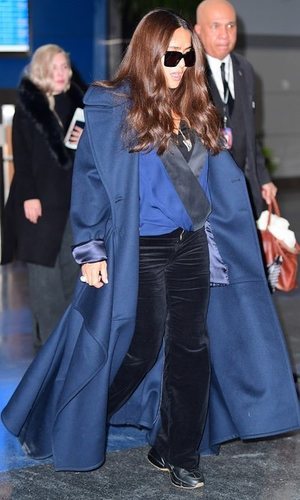 Salma Hayek combina tejidos y prendas oversized