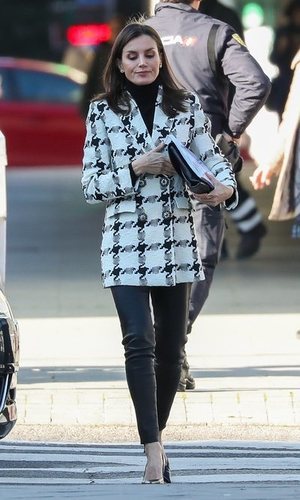 La Reina Letizia retoma su agenda con un look black & white