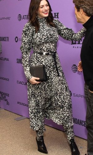 Anne Hathaway arriesga con el animal print