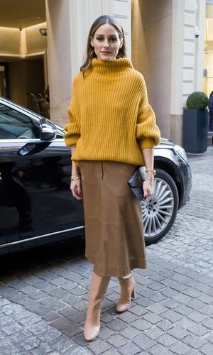 Olivia Palermo triunfa con un look oversize en tonos tierra