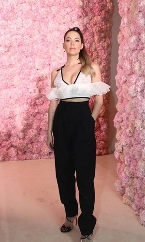 Ashley Benson cautiva con un outfit básico pero perfecto