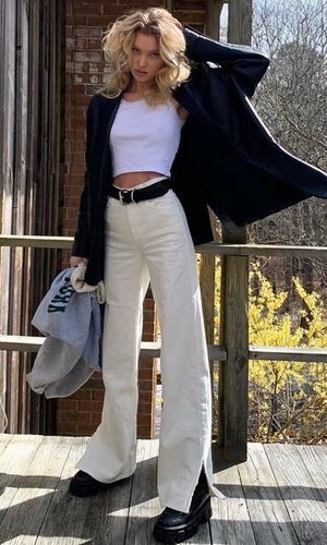 Los pantalones beige son los nuevos pantalones blancos, palabra de Elsa Hosk