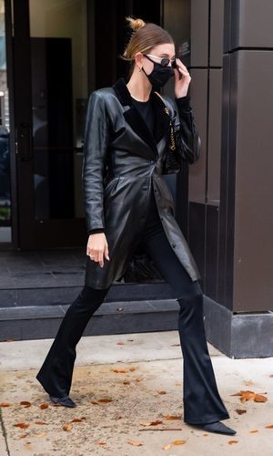 Hailey Bieber apuesta por el negro en su día a día