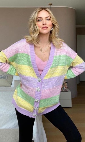 Chiara Ferragni y la prueba definitiva de que la cárdigan multicolor es la prenda del momento